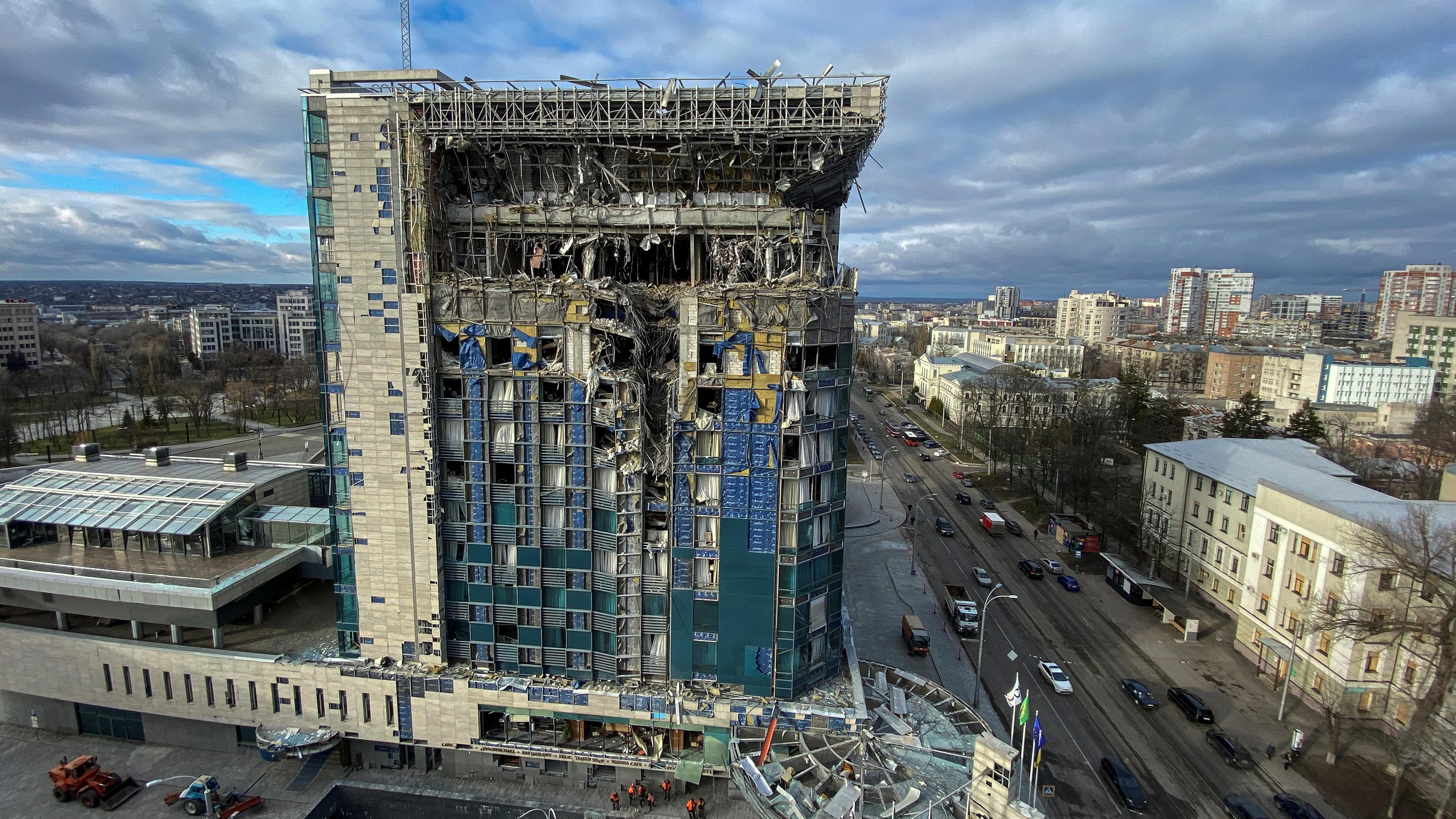 Zerstörung nach einem russischen Angriff auf das Charkiw Palace Hotel