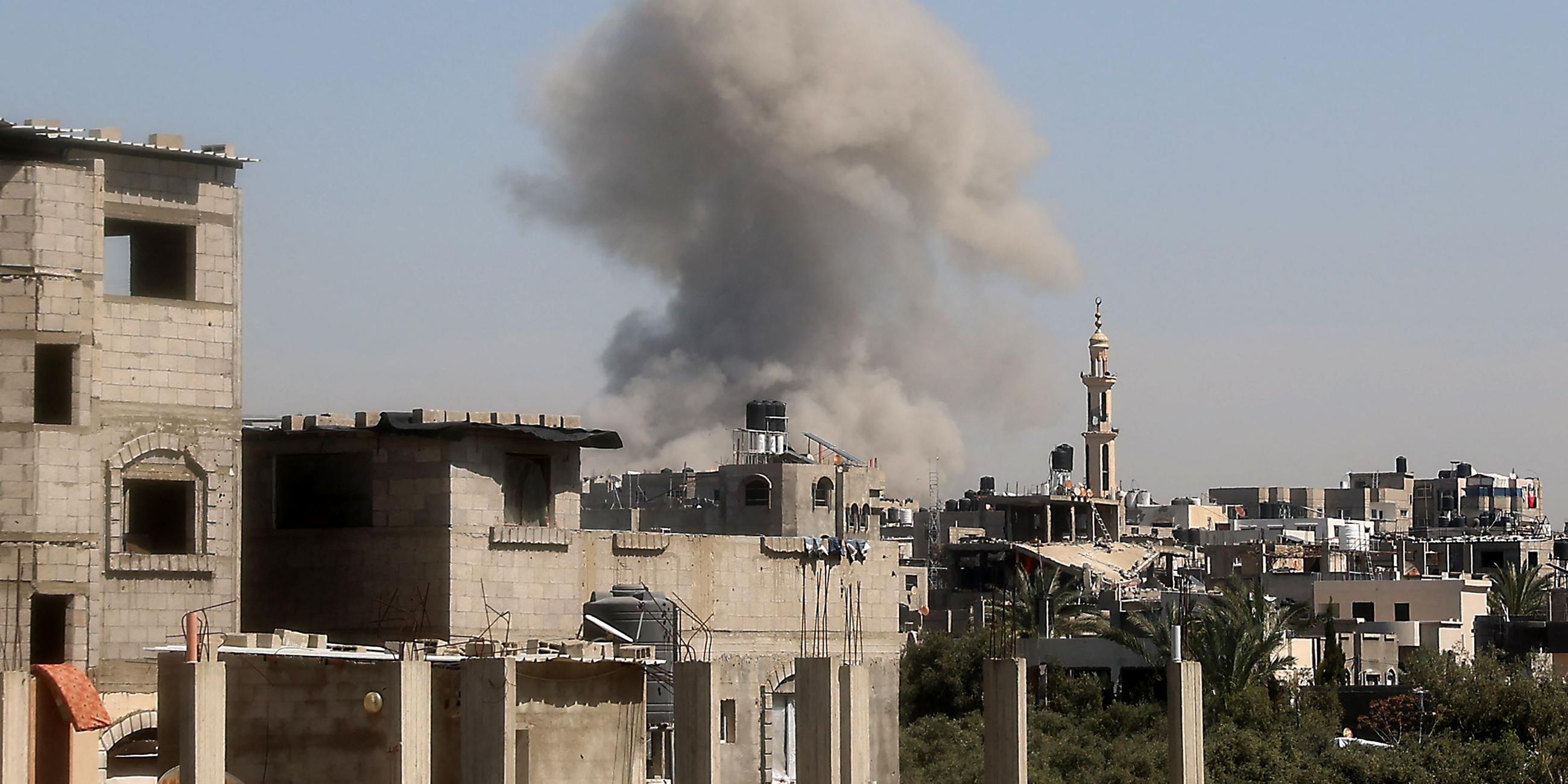 Rauch über einem Camp im Gazastreifen nach einem israelischen Angriff am 27. März 2025