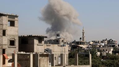 Rauch über einem Camp im Gazastreifen nach einem israelischen Angriff am 27. März 2025