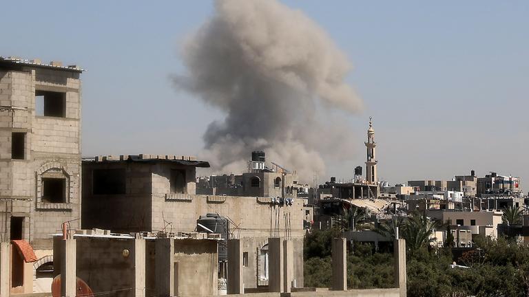 Rauch über einem Camp im Gazastreifen nach einem israelischen Angriff am 27. März 2025