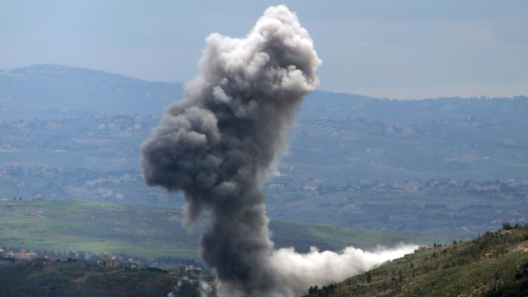 Rauch steigt auf nach einem Luftangriff Israels auf eine südlibanesische Stadt.