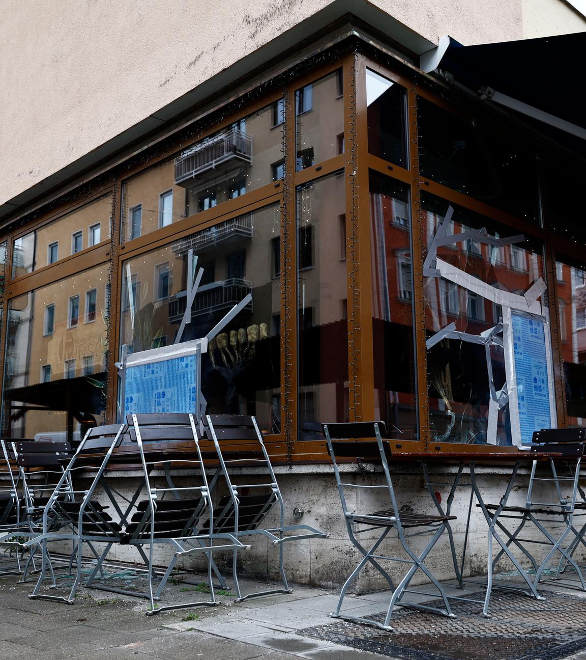 Die zerstörte Fassade des Israelischen Restaurants "Eclipse Grillbar" in München