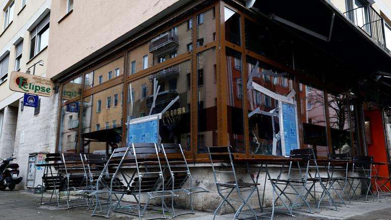 Die zerstörte Fassade des Israelischen Restaurants "Eclipse Grillbar" in München