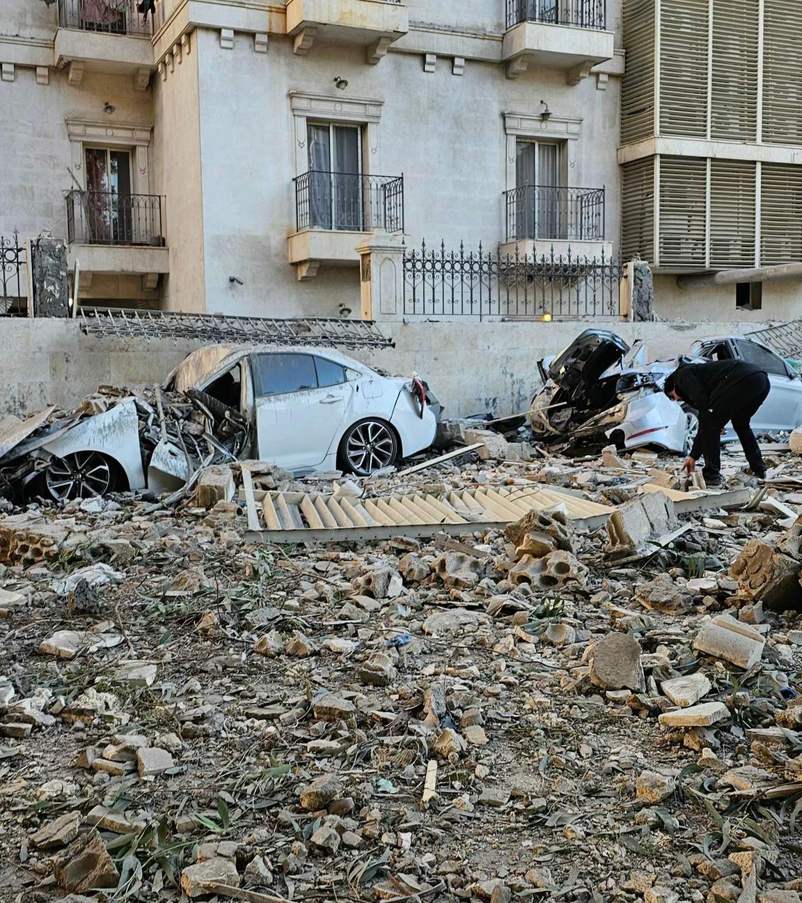 Ein Mann begutachtet die Trümmer nach einem israelischen Luftangriff im südlichen Beiruter Vorort Haret Hreik, im Libanon, am 02.03.2026. 