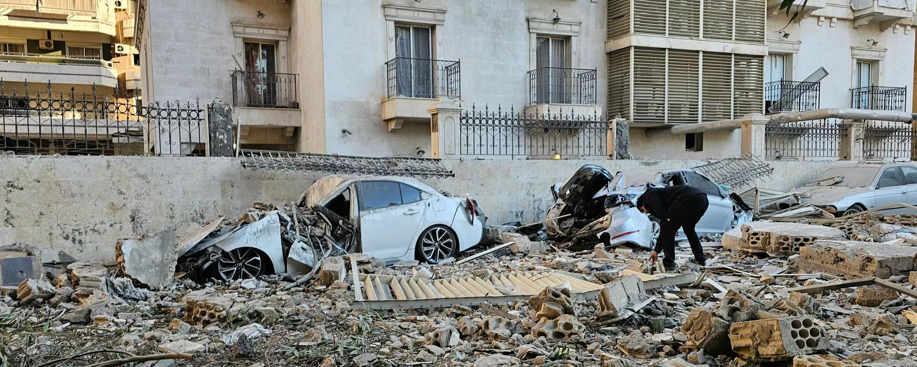 Ein Mann begutachtet die Trümmer nach einem israelischen Luftangriff im südlichen Beiruter Vorort Haret Hreik, im Libanon, am 02.03.2026. 
