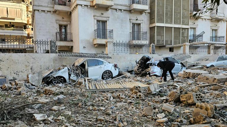 Ein Mann begutachtet die Trümmer nach einem israelischen Luftangriff im südlichen Beiruter Vorort Haret Hreik, im Libanon, am 02.03.2026. 
