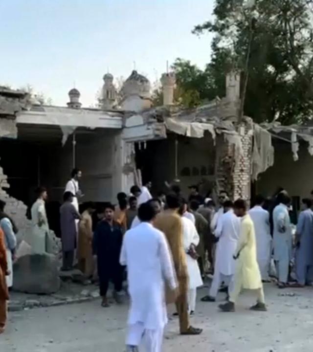 Bei einer Explosion und einem Schusswaffenangriff auf eine Polizeiwache in Pakistan wurden mindestens 31 Personen getötet.
