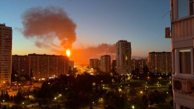 Nach einem ukrainischen Drohnenangriff sind in der Morgendämmerung Flammen und Rauch zu sehen, die aus der Moskauer Ölraffinerie im Südosten der Stadt aufsteigen.