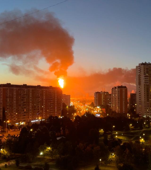 Nach einem ukrainischen Drohnenangriff sind in der Morgendämmerung Flammen und Rauch zu sehen, die aus der Moskauer Ölraffinerie im Südosten der Stadt aufsteigen.