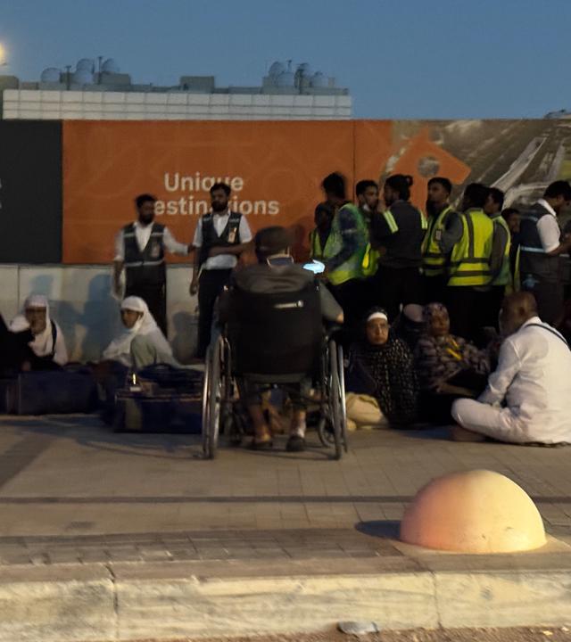 Menschen versammeln sich vor einer U-Bahn-Station an der Straße zum King-Chalid-Airport in Riad, Saudi-Arabien.