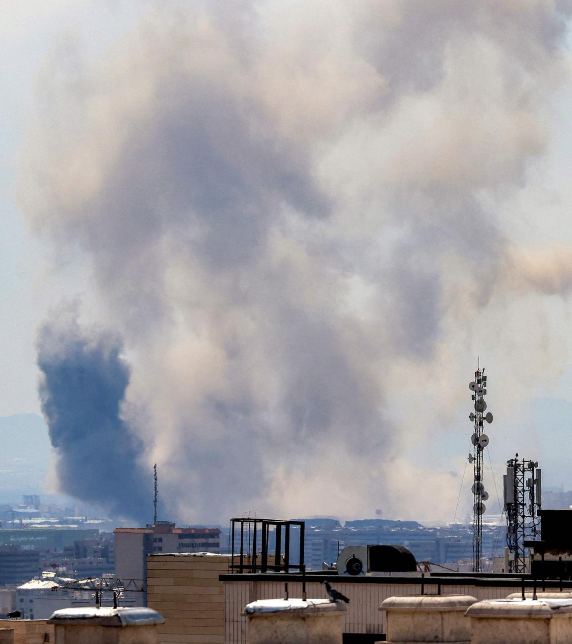 Rauch steigt aus Teheran auf