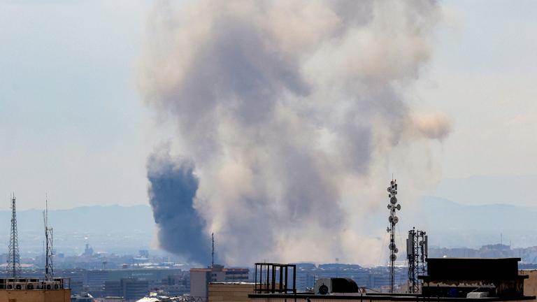 Rauch steigt aus Teheran auf