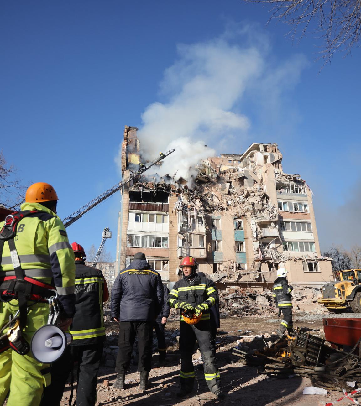 Rettungskräfte löschen ein Feuer in einem Wohnhaus, das durch einen russischen Angriff in Ternopil beschädigt wurde. 