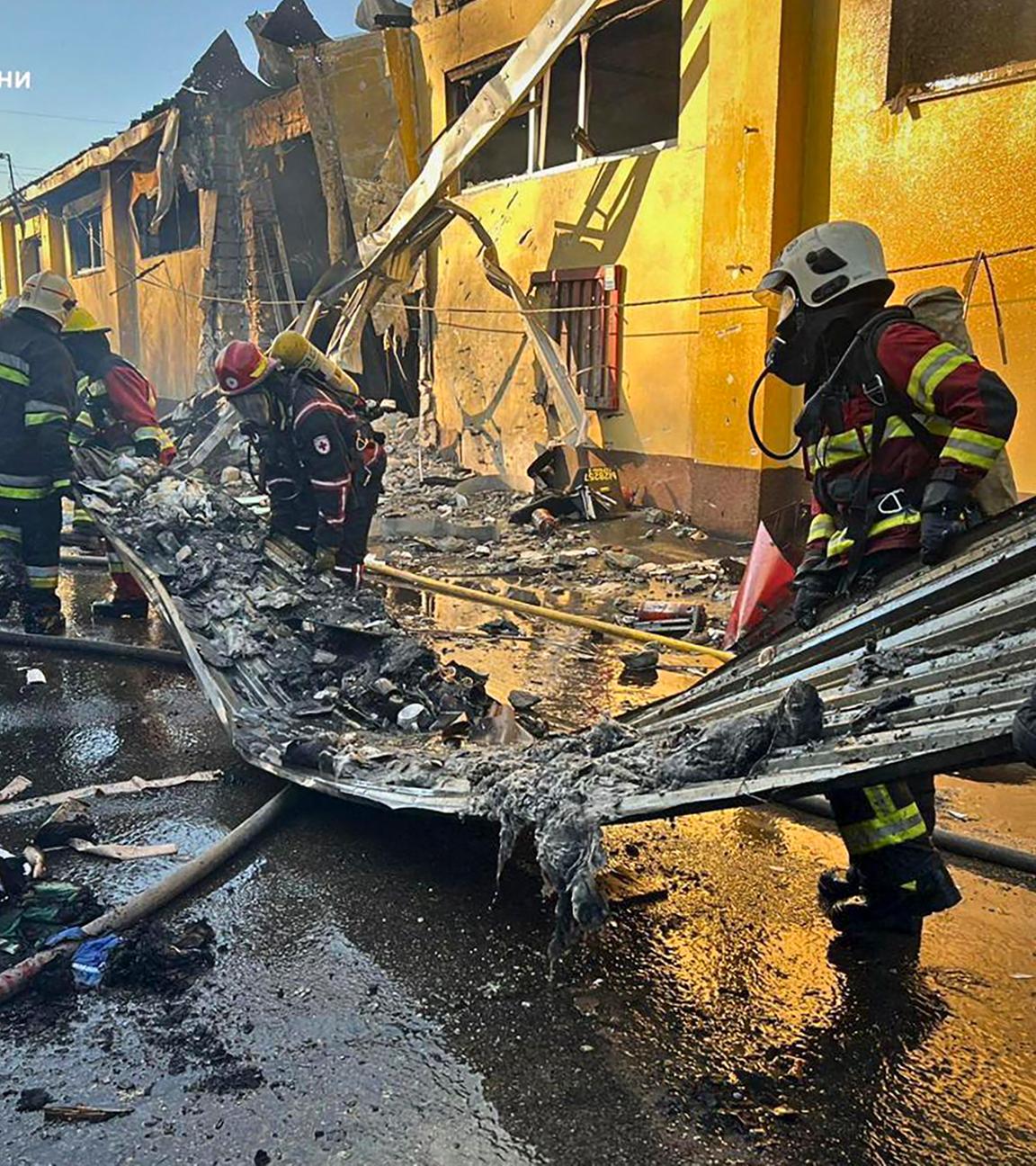 Feuerwehrleute räumen auf, nach einem Angriff auf die Region um Kiew.