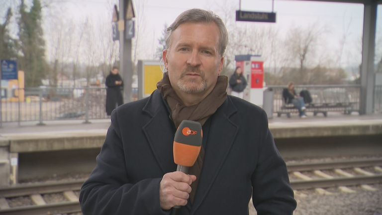 ZDF-Reporter Christopher Heinze vor dem Bahnhof in Landstuhl