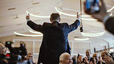 Friedrich Merz jubelt der Menge zu