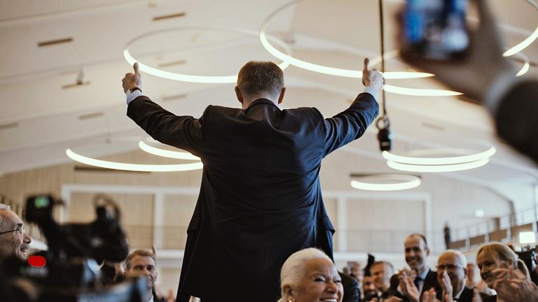 Friedrich Merz jubelt der Menge zu