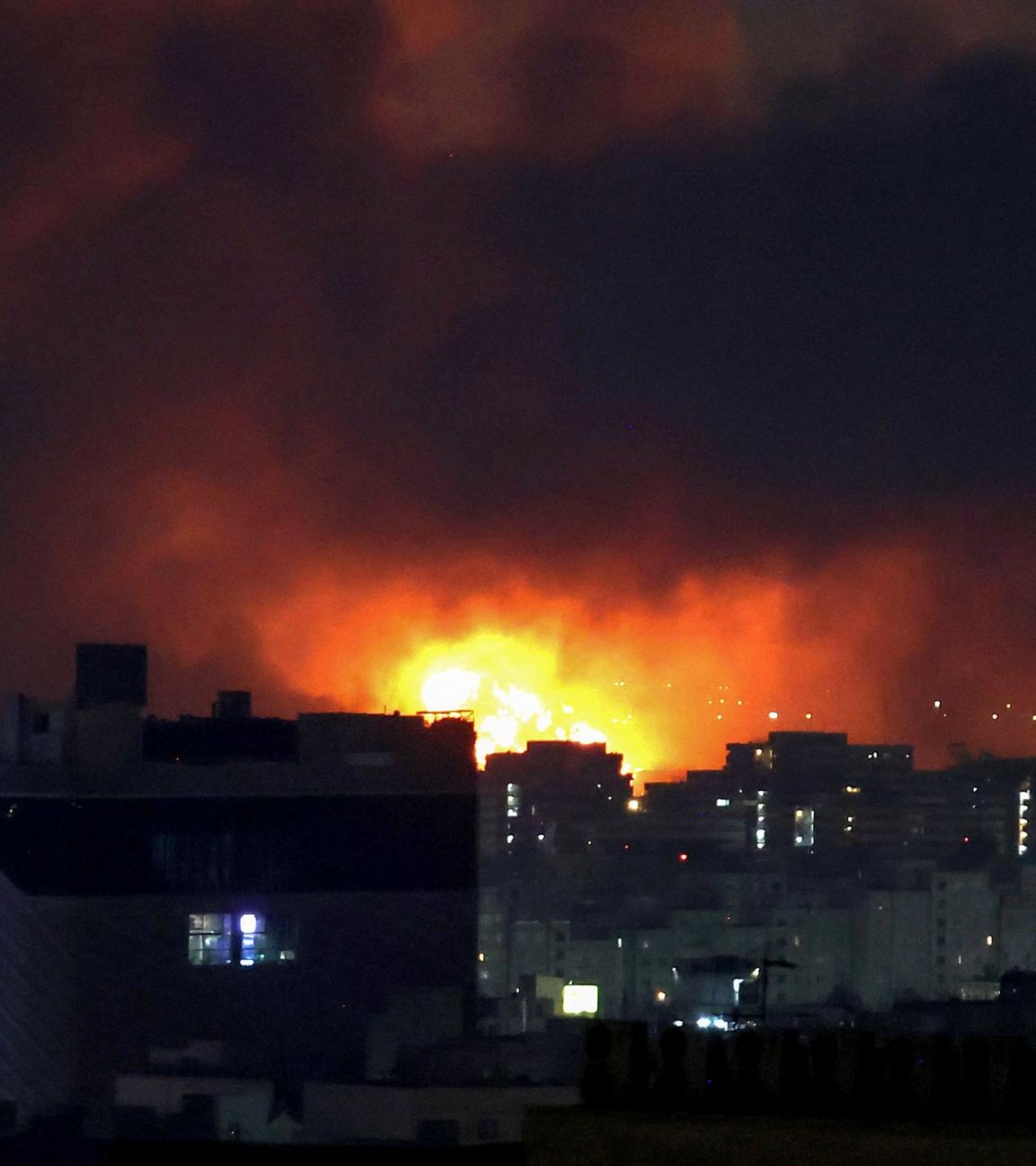 Rauch und Feuer steigen nach israelischen Luftangriffen am Mehrabad-International-Flughafen in Teheran auf.