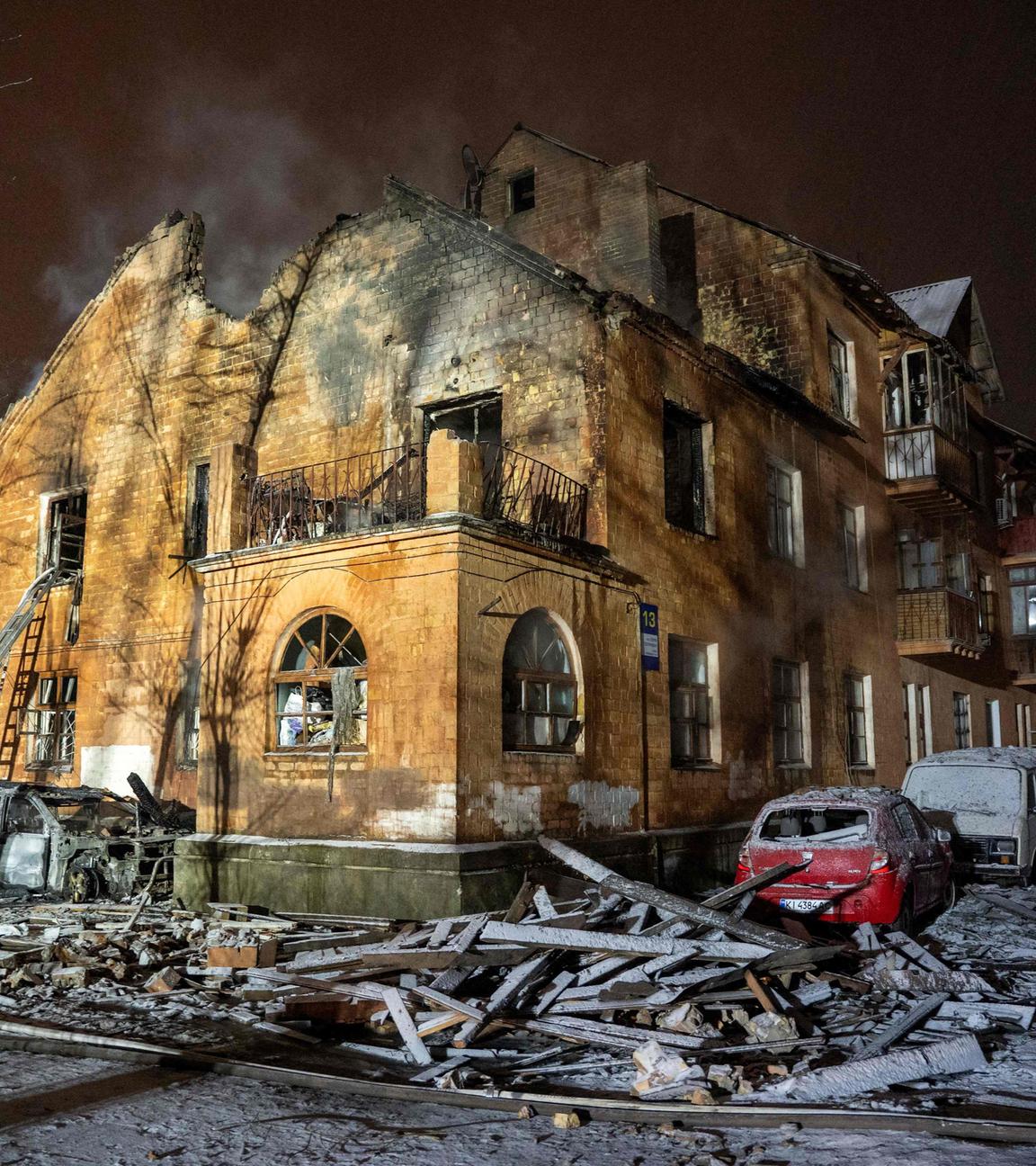 Dieses Foto zeigt ein stark beschädigtes Wohngebäude nach einem russischen Drohnen- und Raketenangriff in Kiew am frühen Morgen des 9. Januar 2026.