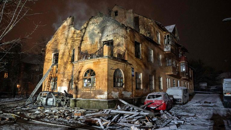 Dieses Foto zeigt ein stark beschädigtes Wohngebäude nach einem russischen Drohnen- und Raketenangriff in Kiew am frühen Morgen des 9. Januar 2026.