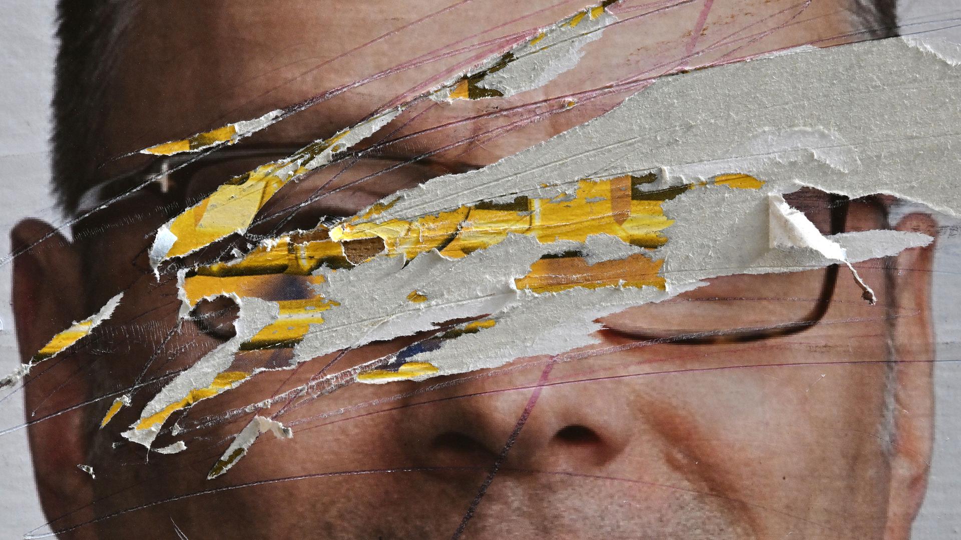 Ein beschädigtes Wahlplakat hängt am Platz der Demokratie in Weimar, aufgenommen am 29.04.2024