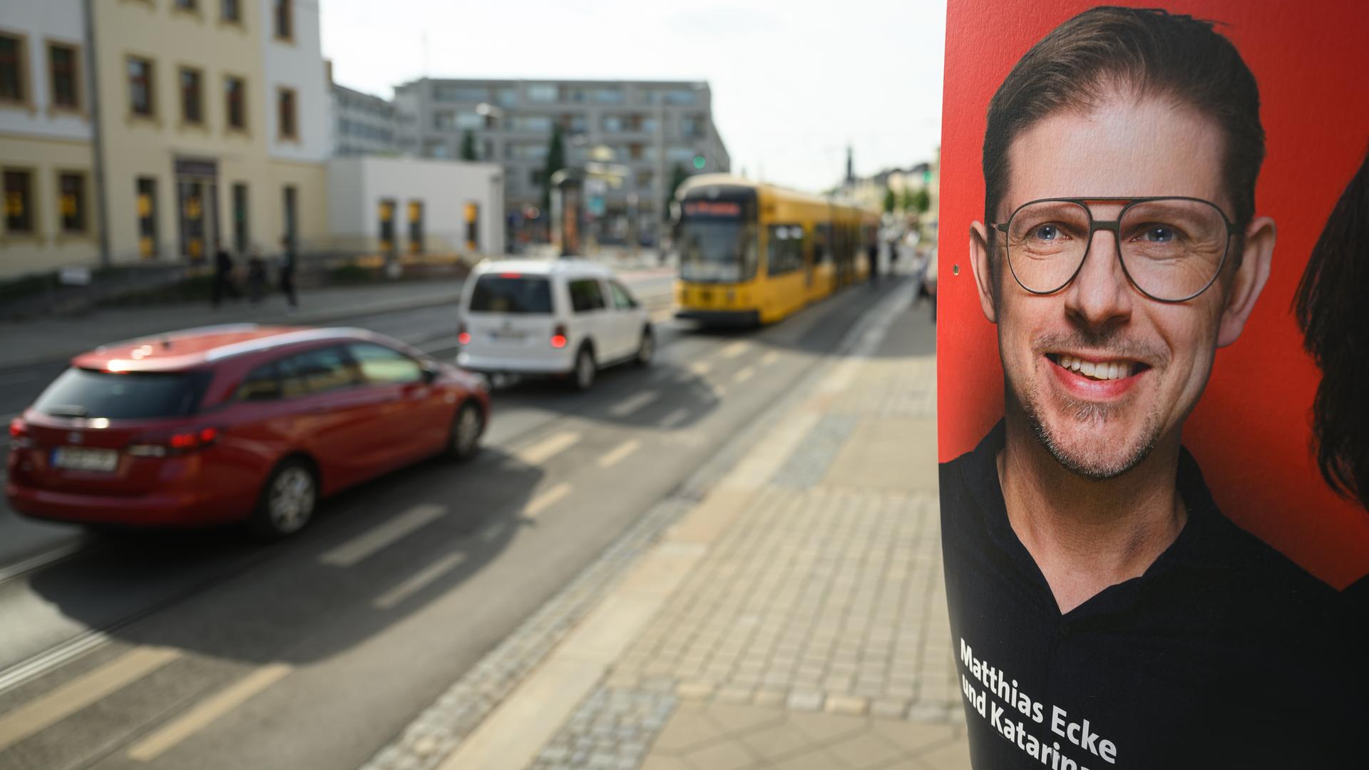 Sachsen, Dresden: Ein Wahlplakat des sächsischen SPD-Spitzenkandidaten zur Europawahl, Matthias Ecke hängt an der Schandauer Straße im Stadtteil Striesen an einem Laternenmast.
