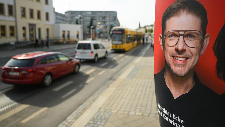 Sachsen, Dresden: Ein Wahlplakat des sächsischen SPD-Spitzenkandidaten zur Europawahl, Matthias Ecke hängt an der Schandauer Straße im Stadtteil Striesen an einem Laternenmast.