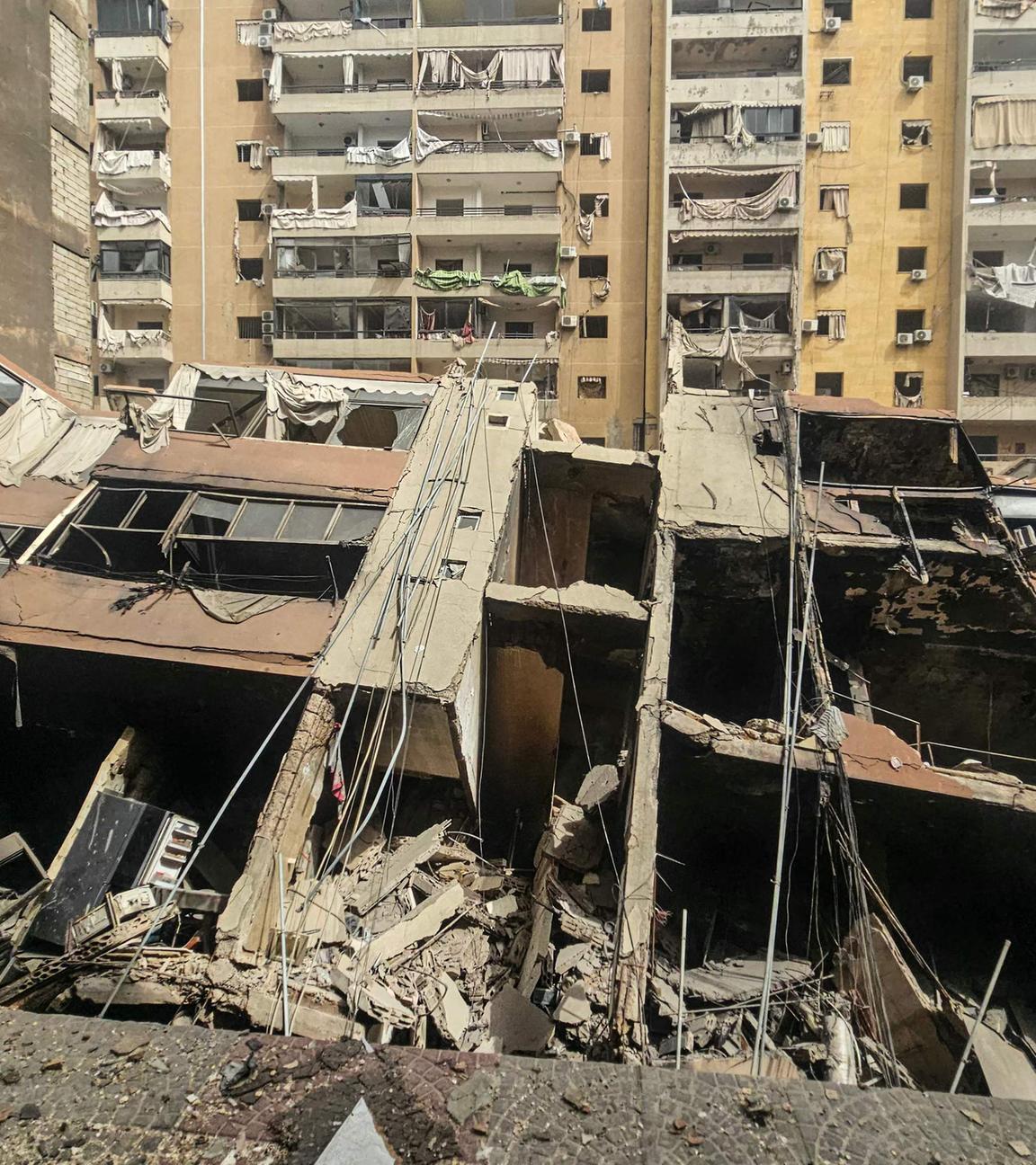 Ein eingestürztes Gebäude am Ort eines israelischen Luftangriffs in der Nacht auf den 3. April 2026 im Haret Hreik-Viertel in Beiruts südlichen Vororten.