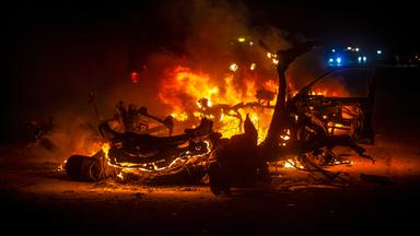 Zerstörtes brennendes Auto nach einem israelischen Luftangriff im Süden von Gaza-Stadt.
