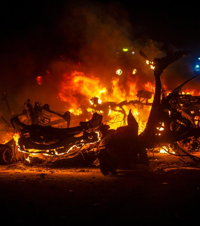 Zerstörtes brennendes Auto nach einem israelischen Luftangriff im Süden von Gaza-Stadt.