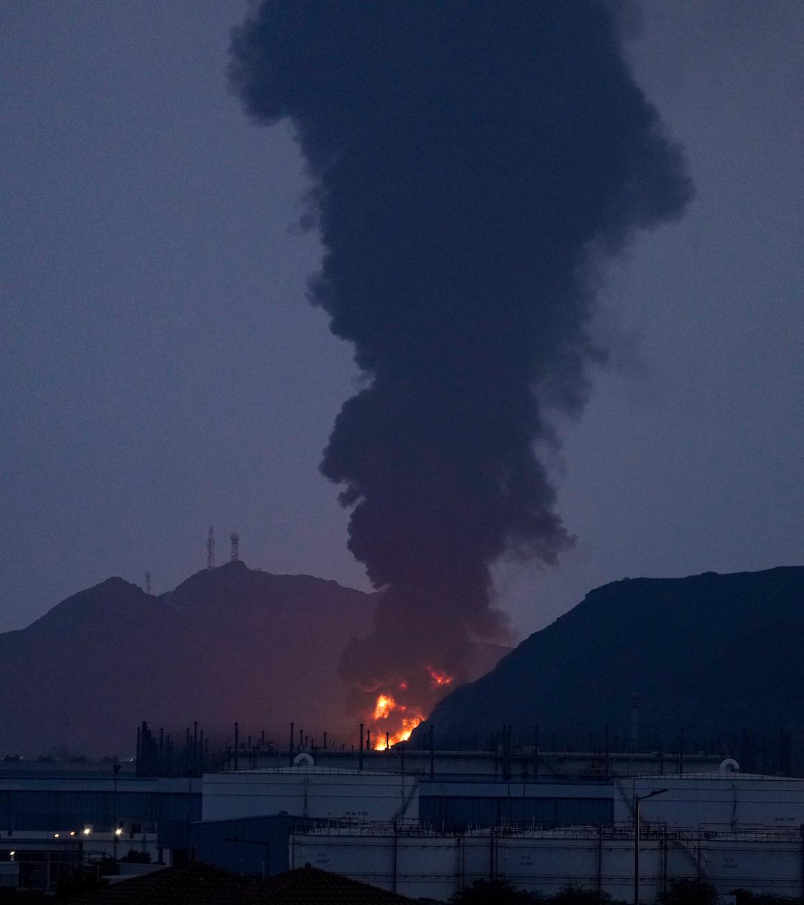 Ein großes Feuer und eine Rauchwolke sind zu sehen, nachdem nach Angaben der Behörden Trümmer einer abgefangenen iranischen Drohne die Ölanlage in Fudschaira getroffen haben.