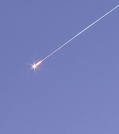 Eine auf Israel abgefeuerte Rakete wird abgefangen.