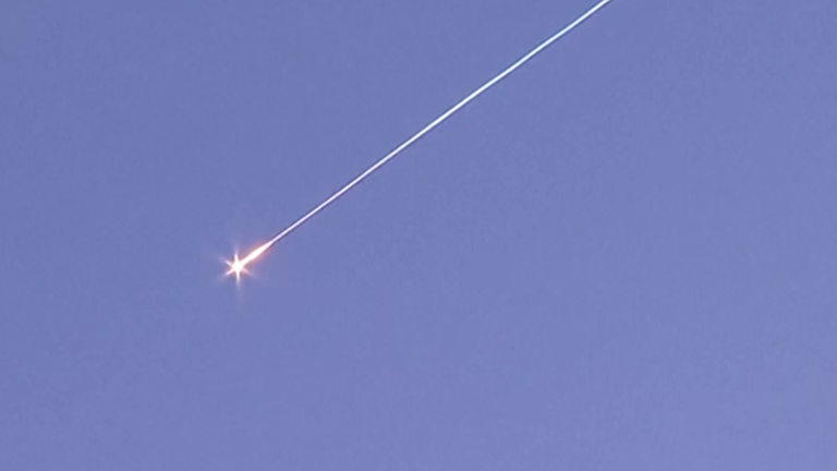 Eine auf Israel abgefeuerte Rakete wird abgefangen.