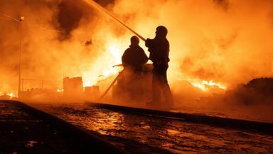 EInsatzkräfte löschen Feuer nach Angriffen auf Kiew.