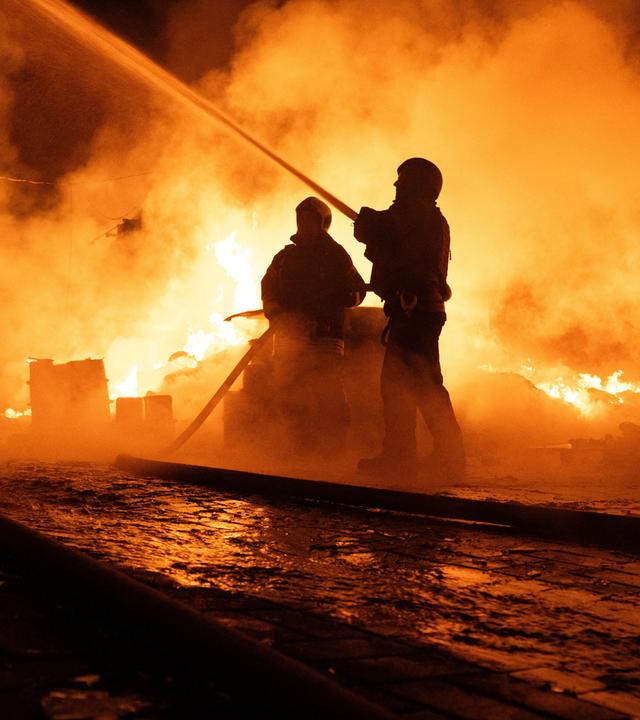 EInsatzkräfte löschen Feuer nach Angriffen auf Kiew.