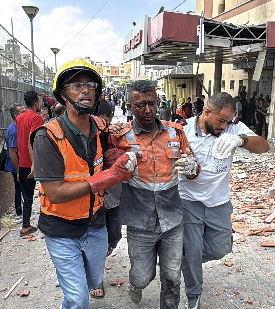 Verletzte Palästinenser werden nach israelischen Angriffen auf den Nasser-Krankenhauskomplex von Anwohnern aus dem Nasser-Krankenhaus getragen