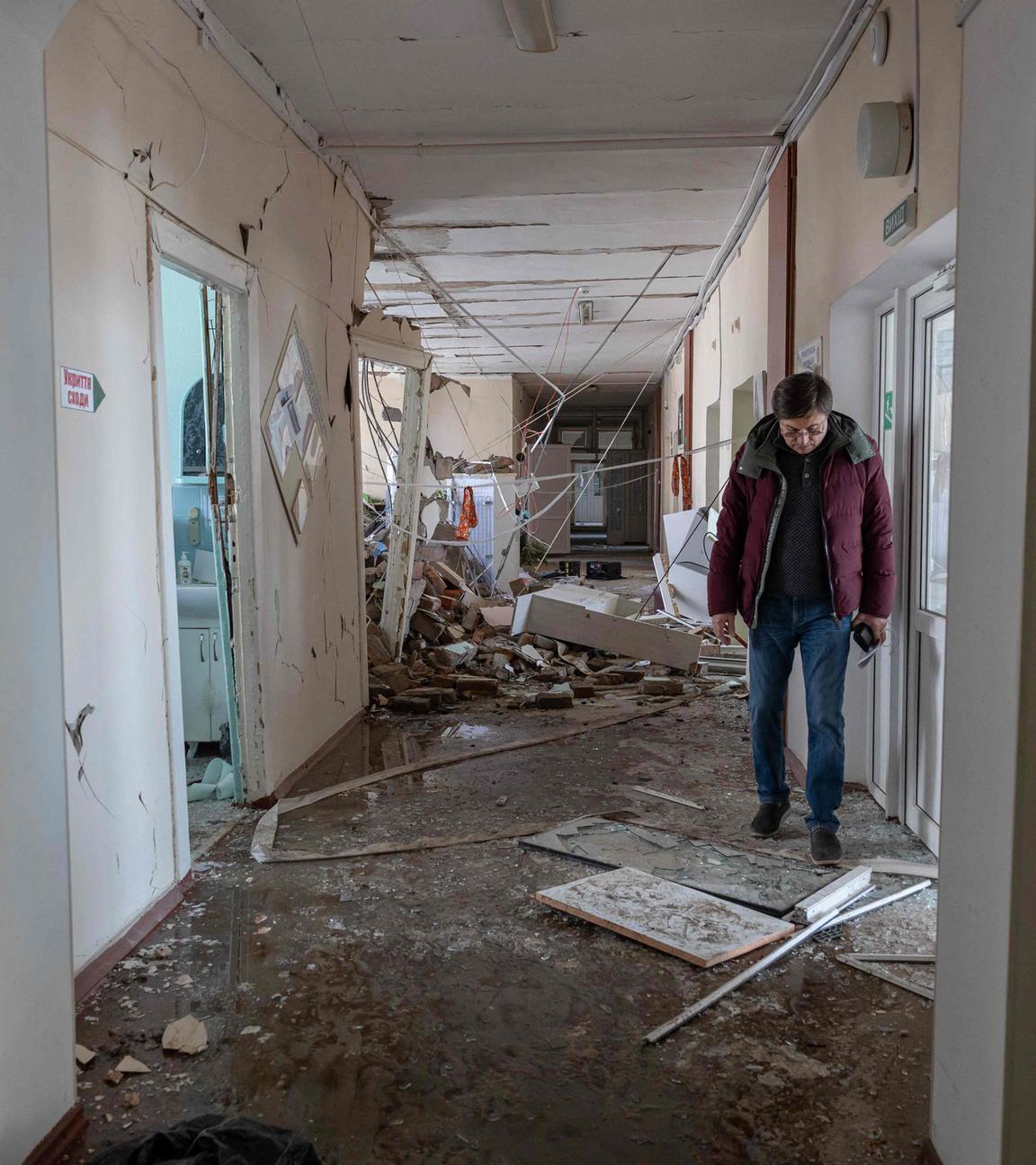 Ein Mann geht in einem von einem russischen Luftangriff beschädigten Gebäude einer Entbindungsklinik in Odessa, Ukraine.
