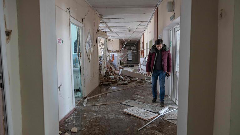 Ein Mann geht in einem von einem russischen Luftangriff beschädigten Gebäude einer Entbindungsklinik in Odessa, Ukraine.