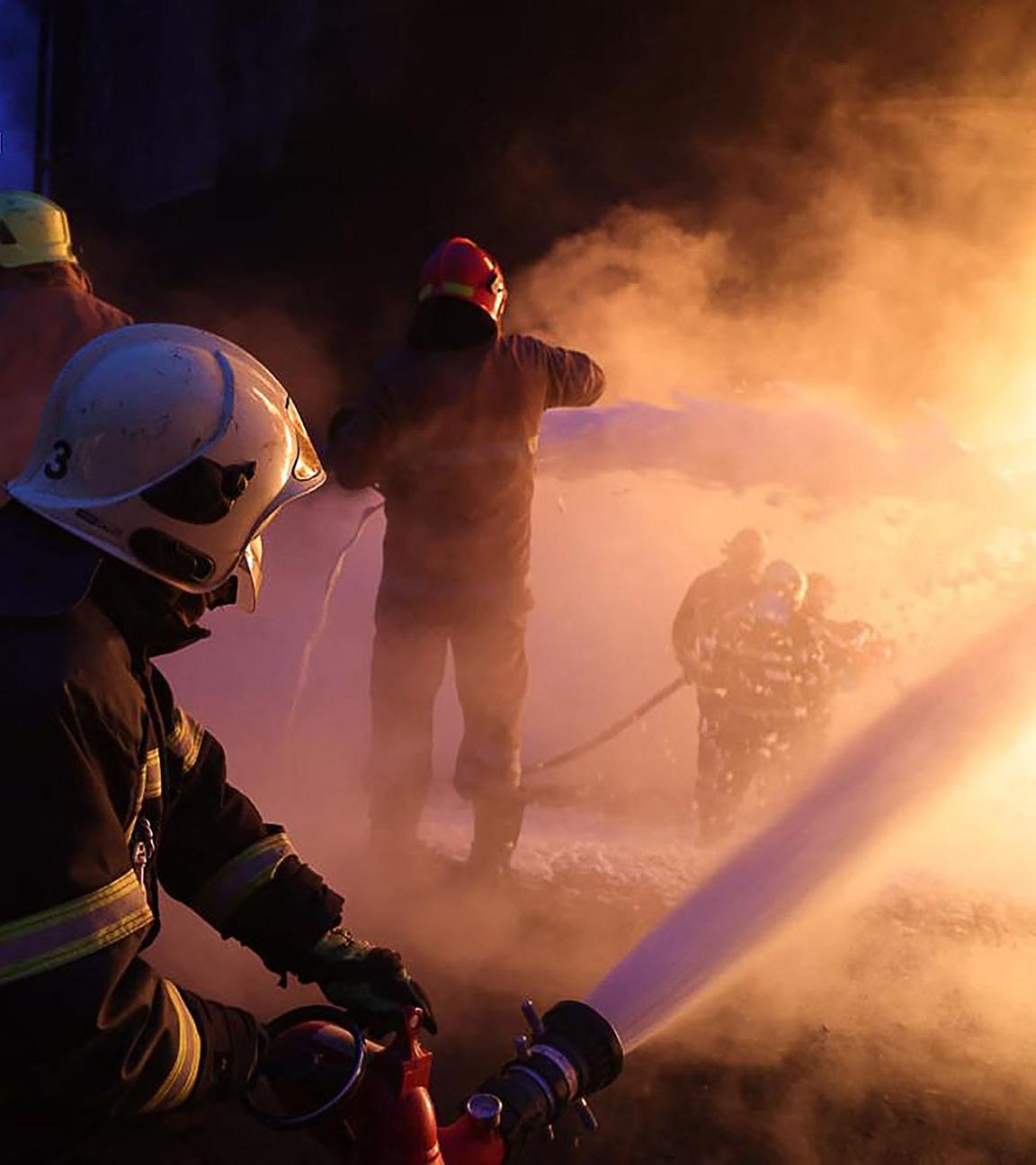 Dieses vom ukrainischen staatlichen Katastrophenschutzdienst am 7. Dezember 2025 veröffentlichte Foto zeigt Feuerwehrleute bei Löscharbeiten nach einem russischen Drohnen- und Raketenangriff auf Industrie- und Energieinfrastrukturen in der Region Poltawa während der russischen Invasion in der Ukraine.