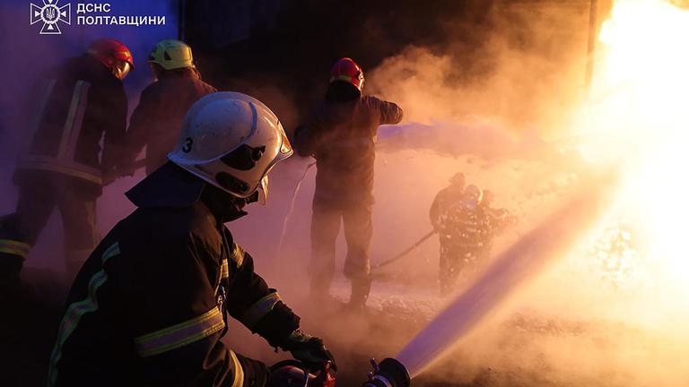 Dieses vom ukrainischen staatlichen Katastrophenschutzdienst am 7. Dezember 2025 veröffentlichte Foto zeigt Feuerwehrleute bei Löscharbeiten nach einem russischen Drohnen- und Raketenangriff auf Industrie- und Energieinfrastrukturen in der Region Poltawa während der russischen Invasion in der Ukraine.