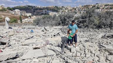 Libanesen begutachten die Zerstörungen nach einem israelischen Luftangriff auf die Ortschaft Arab Salim im Gouvernement Nabatiye (Südlibanon) am 6. September 2026.