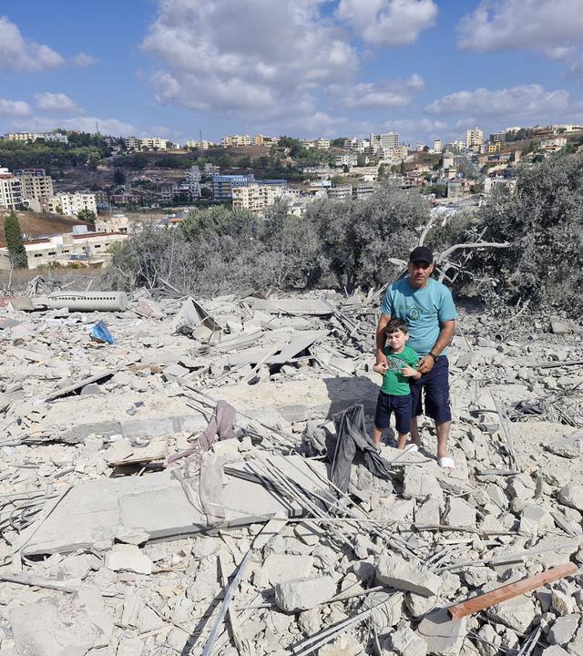 Libanesen begutachten die Zerstörungen nach einem israelischen Luftangriff auf die Ortschaft Arab Salim im Gouvernement Nabatiye (Südlibanon) am 6. September 2026.