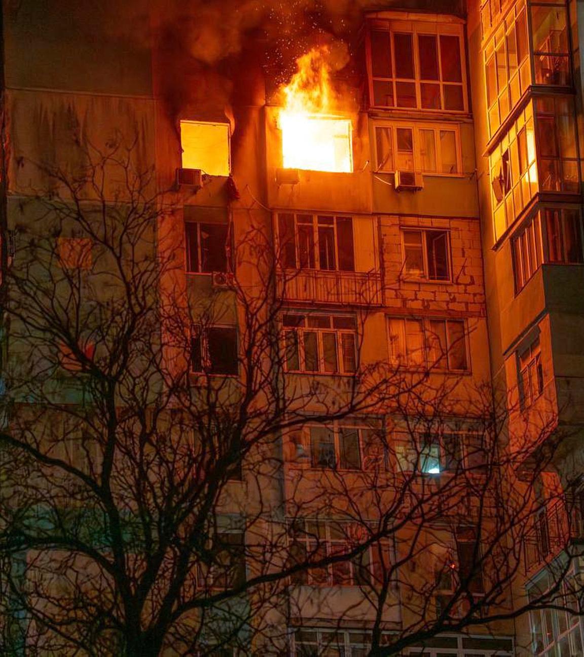 Feuer in einem Wohngebäude nach einem russischen Drohnenangriff in Odessa, Ukraine.