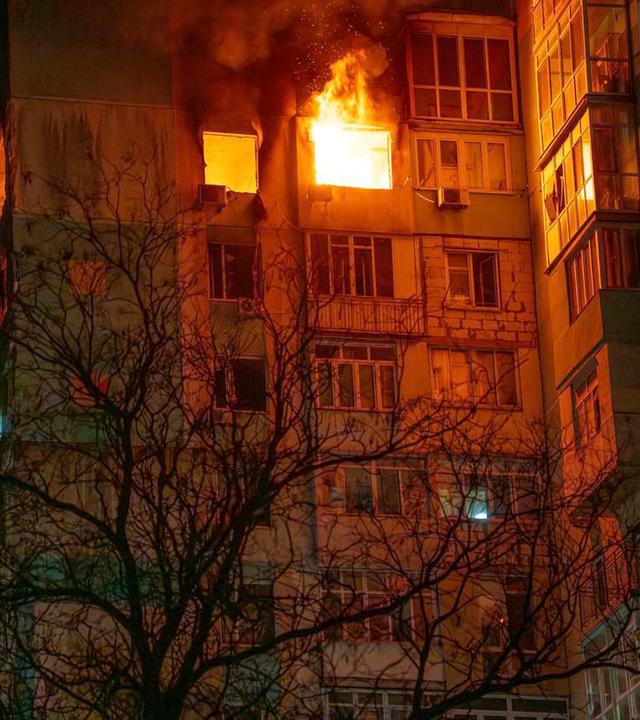 Feuer in einem Wohngebäude nach einem russischen Drohnenangriff in Odessa, Ukraine.