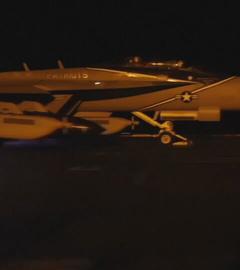 Ein amerikanisches Kampfjet startet. 