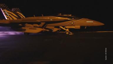 Ein amerikanisches Kampfjet startet. 
