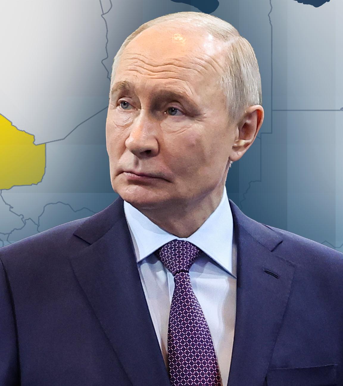 Der russische Präsident Putin. Hinter ihm eine Karte des afrikanischen Kontinens, bei der das Land Mali gelb markiert ist.