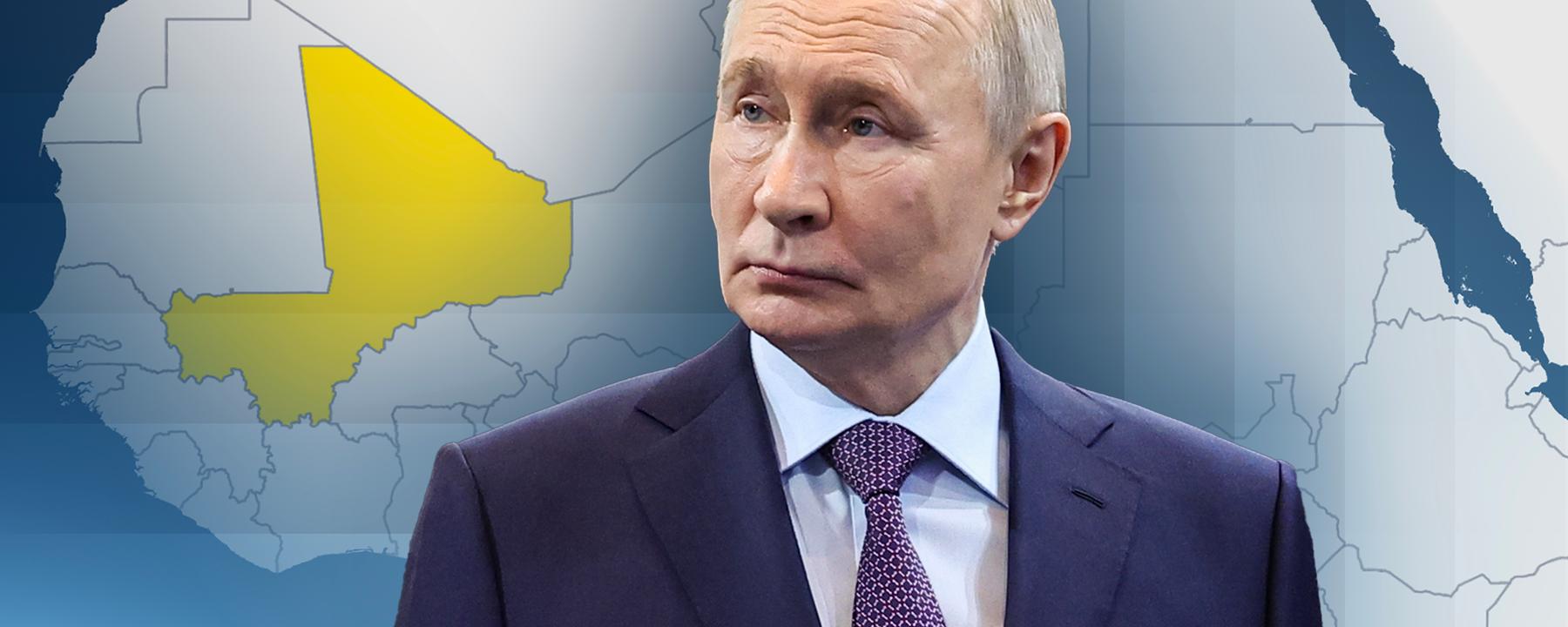 Der russische Präsident Putin. Hinter ihm eine Karte des afrikanischen Kontinens, bei der das Land Mali gelb markiert ist.