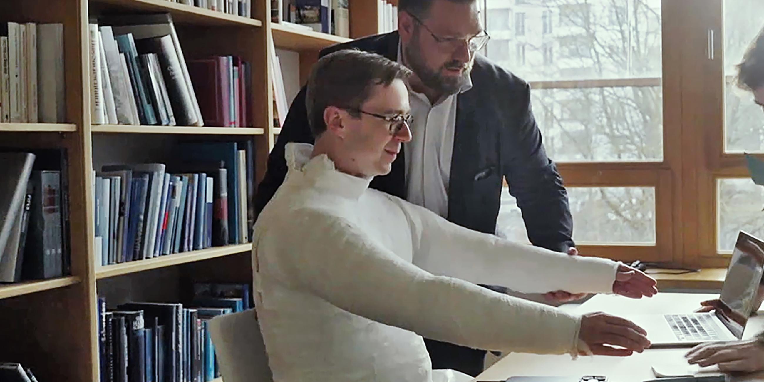 Philipp Amthor sitzt an seinem Schreibtisch, sein ganzer Oberkörper inklusive der Arme ist eingegibst.