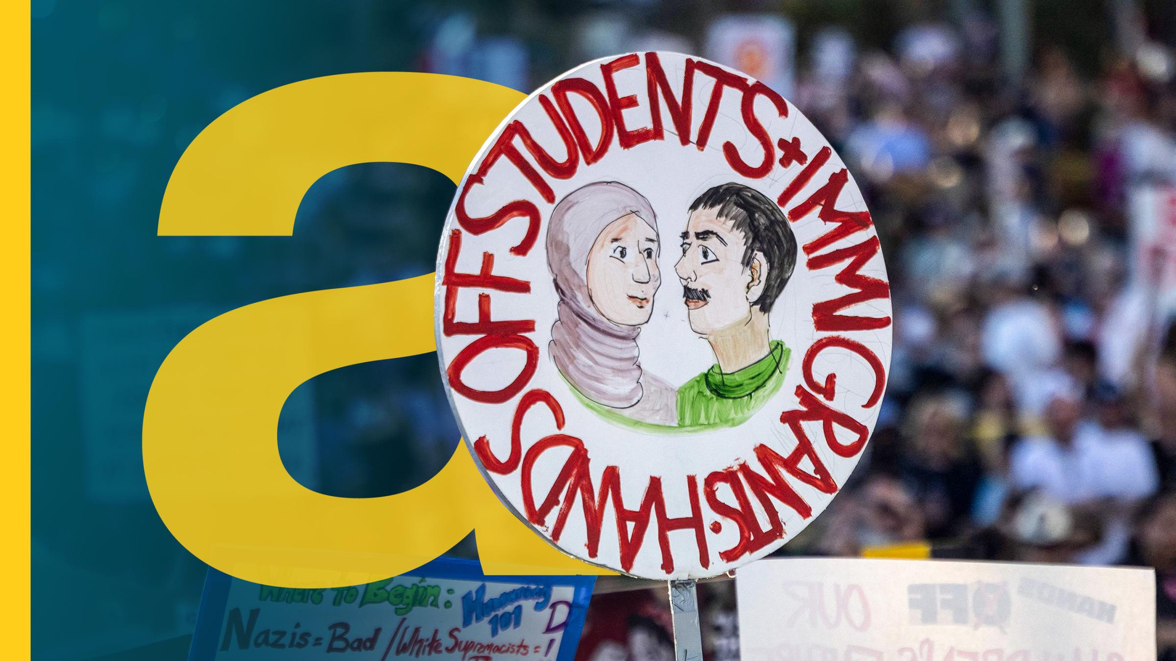Plakat auf einem Protest, auf dem steht "Hands off students and immigrants"